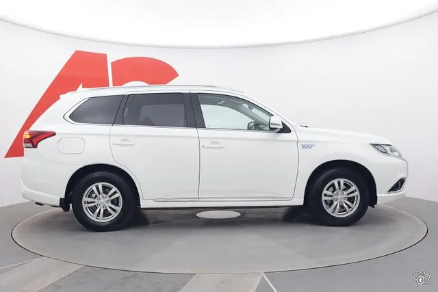 Mitsubishi Outlander Intense Plus 4WD 5P - Ladattava hybridi, vähän ajettu Image 6